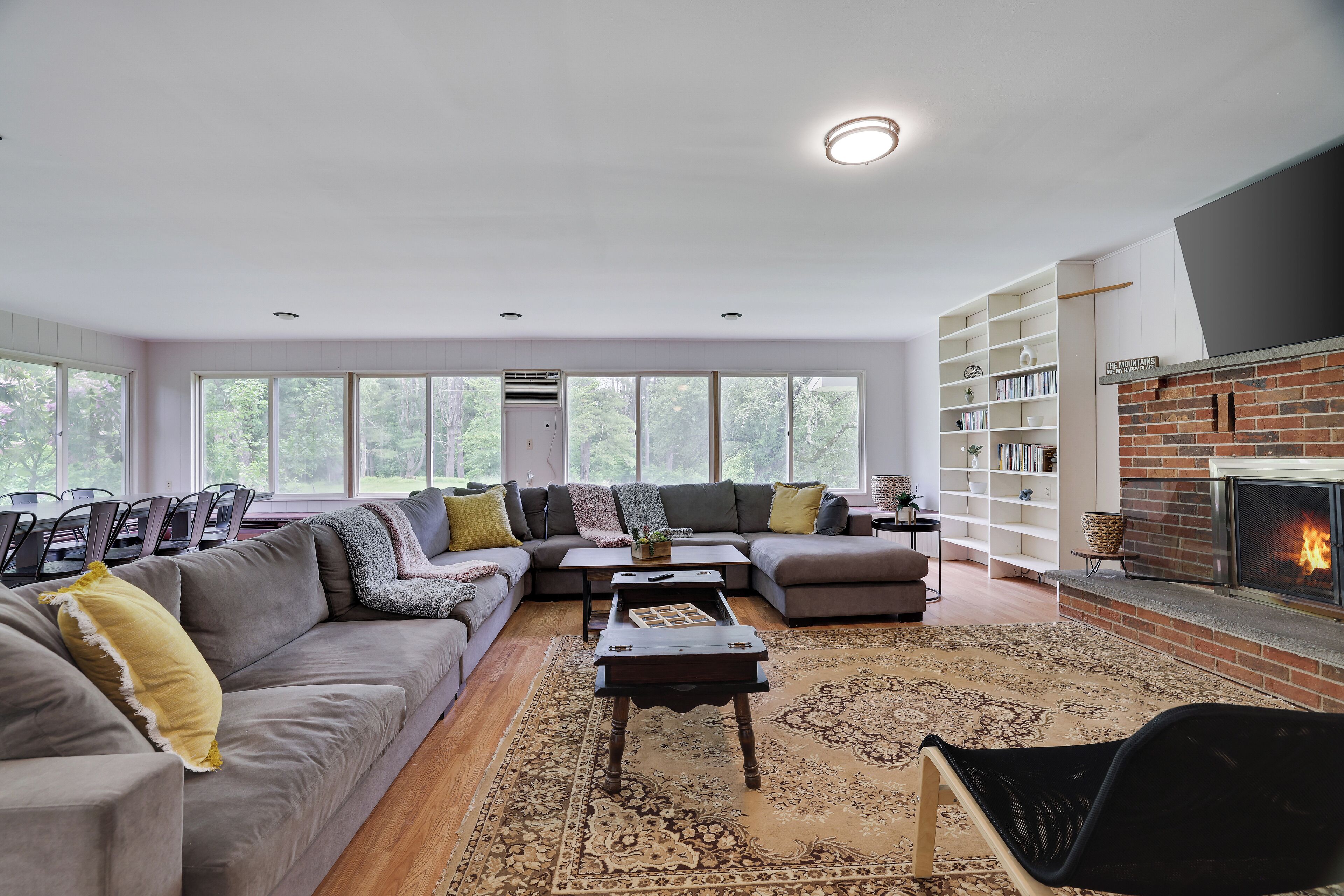 Smart TV, chimenea, videojuegos y tenis de mesa 