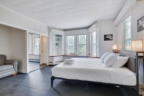 9 chambres, fer et planche à repasser, lit de bébé portatif
