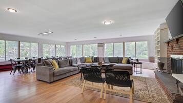 Smart TV, fireplace, video games, table tennis