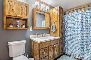 Hair dryer, towels, soap, shampoo - Blue Heron Point - Hot Tub, Kayaks, Fishing, 3 bedrooms on a no wake lake (Edmore)