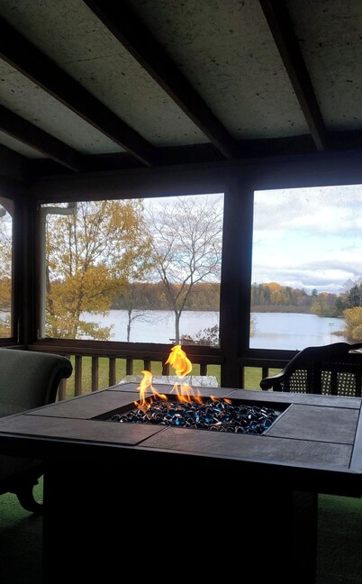 Blue Heron Point Lake front retreat - Hot Tub, Kayaks, Fishing, Pool Table