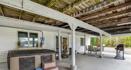 Blue Heron Point - Hot Tub, Kayaks, Fishing, 3 bedrooms on a no wake lake