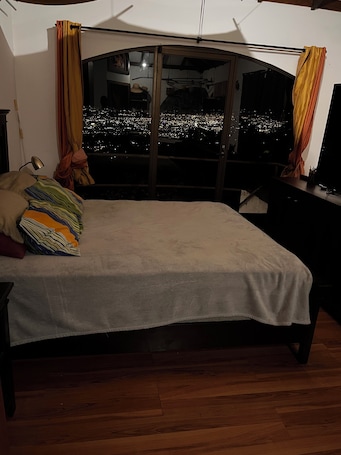 1 bedroom, desk, free WiFi. Charming Private 1 bedroom Queen Size in San Antonio Escazu San Jose