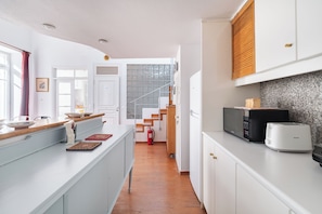 5 slaapkamers, een bureau, geluiddichte muren