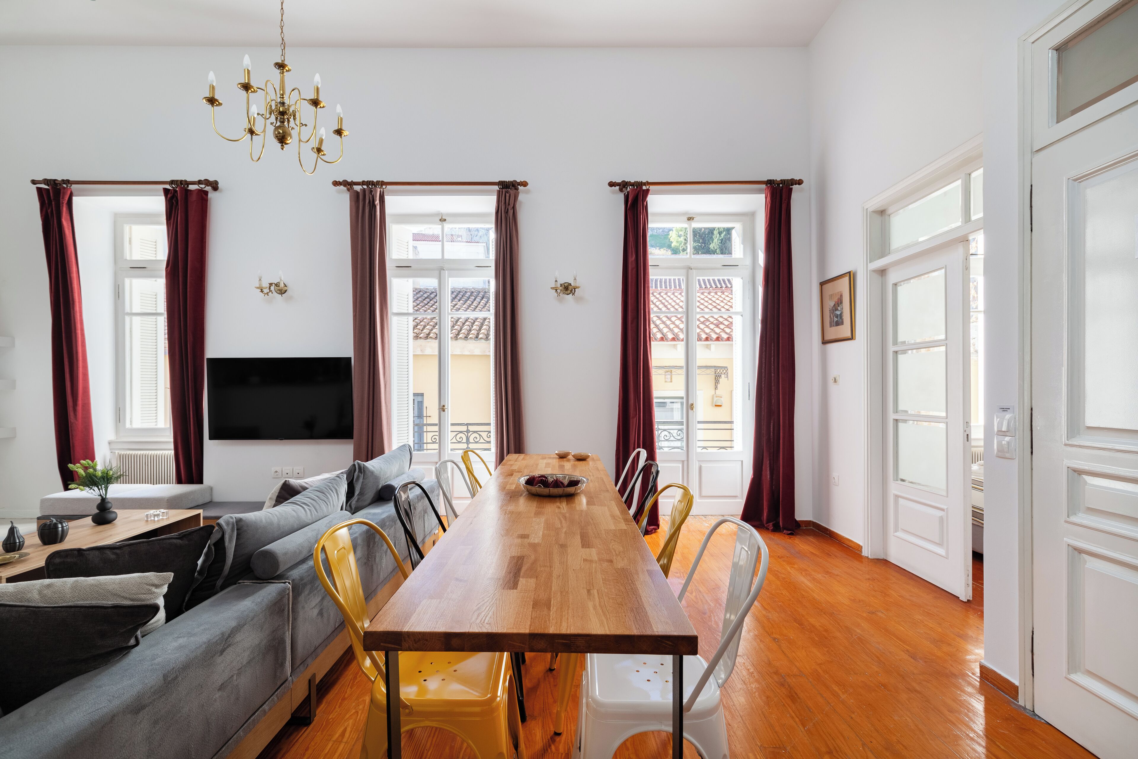 تلفزيون بشاشة مسطحة