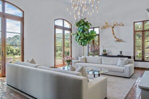 Living area - Spacious 5-bedroom Estate in fabulous Sonoma (Sonoma)