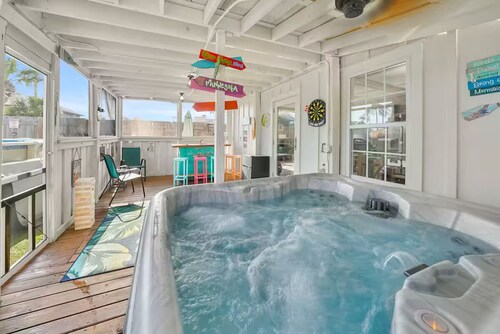 Private Pool and Hot Tub, Steps to beach, Pet Friendly with fenced in yard!