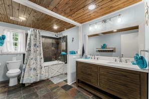 Baignoire à remous, séchoir à cheveux, serviettes fournies