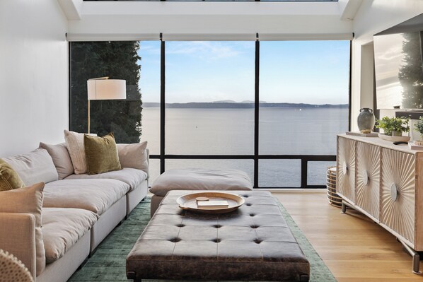 Smart TV - West Seattle / Ocean & Mountain Views + Balcony (Seattle)