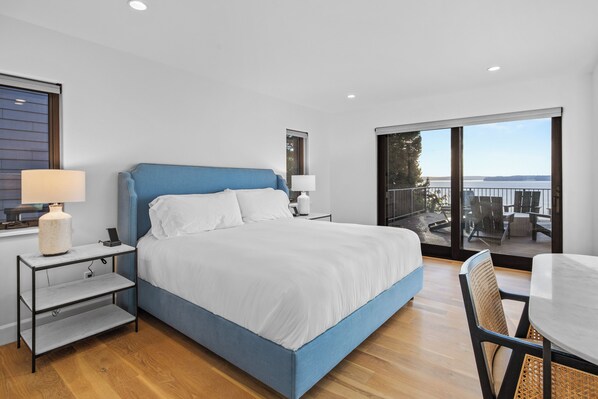 5 bedrooms, desk, WiFi, bed sheets