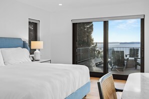 5 bedrooms, desk, WiFi, bed sheets