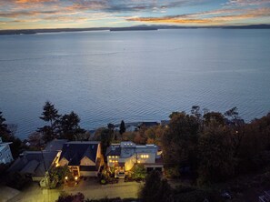 Exterior - West Seattle / Ocean & Mountain Views + Balcony (Seattle)