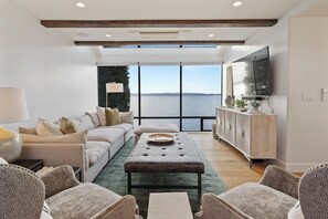 Smart TV - West Seattle / Ocean & Mountain Views + Balcony (Seattle)