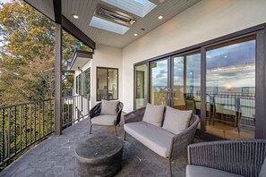 Terrace/patio - West Seattle / Ocean & Mountain Views + Balcony (Seattle)