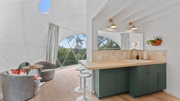 Kjøleskap, kaffetrakter/tekoker og kjøkkenutstyr