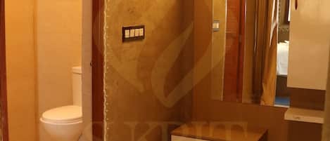 Traditional Cottage | Bathroom | Shower, free toiletries, slippers, towels