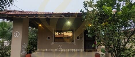 Traditional Cottage | 1 bedroom, premium bedding, bed sheets