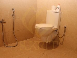 Cottage Tradisional, asrama campuran | Kamar mandi | Shower, perlengkapan mandi gratis, sandal, dan handuk