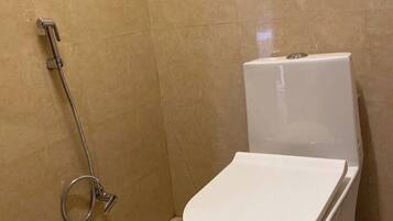 Traditional Cottage | Bathroom | Shower, free toiletries, towels, soap