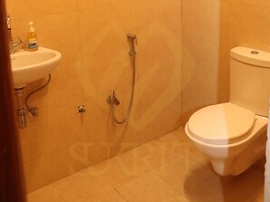 Cottage Tradisional | Kamar mandi | Shower, perlengkapan mandi gratis, sandal, dan handuk