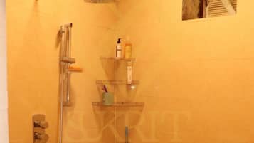 Traditional Cottage | Bathroom | Shower, free toiletries, slippers, towels