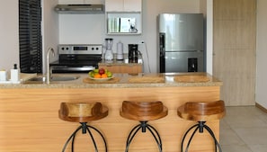 Four à micro-ondes, un four, surface de cuisson