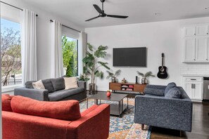 Smart TV, fireplace, books, stereo