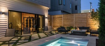 Sunny Modern Oasis • Pool, Hot Tub, Fire Pit, Grill, Rooftop