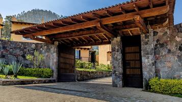 Vista frontal de la propiedad