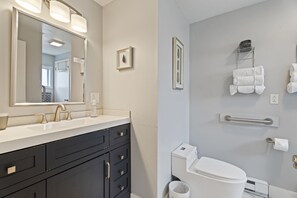 Secador de pelo, toallas, jabón, shampoo