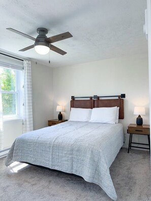 3 habitaciones, escritorio y tabla de planchar con plancha