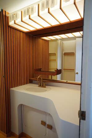 Hiustenkuivaaja, pyyhkeet, saippua, vessapaperi