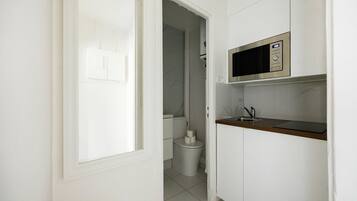 Réfrigérateur, micro-ondes, cafetière/bouilloire, grille-pain