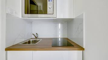 Réfrigérateur, micro-ondes, cafetière/bouilloire, grille-pain