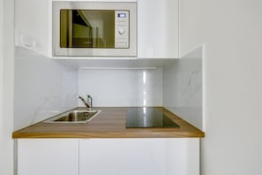 Réfrigérateur, micro-ondes, cafetière/bouilloire, grille-pain