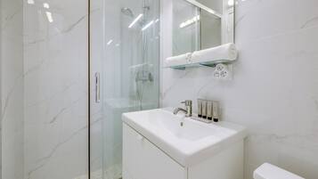 Een douche, een haardroger, handdoeken
