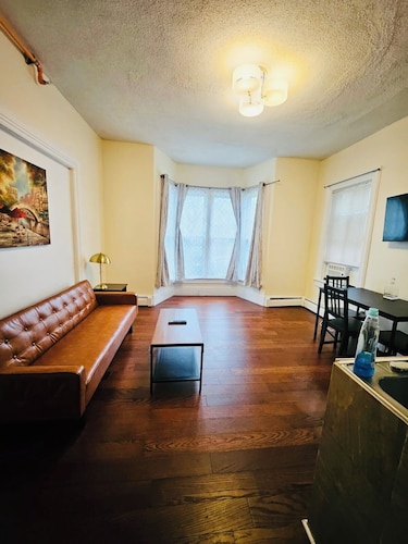 Nice apt near Whole Foods, Brown