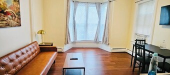 Nice apt near Whole Foods, Brown