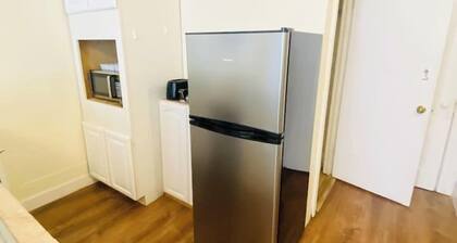 Nice apt near Whole Foods, Brown