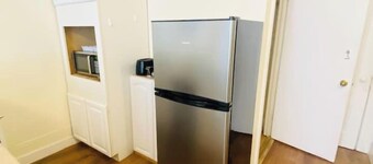 Nice apt near Whole Foods, Brown