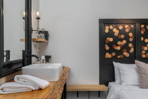 Hypo-allergenic bedding, individually decorated, individually furnished - The Lincoln Boutique Motel (Ellicottville)