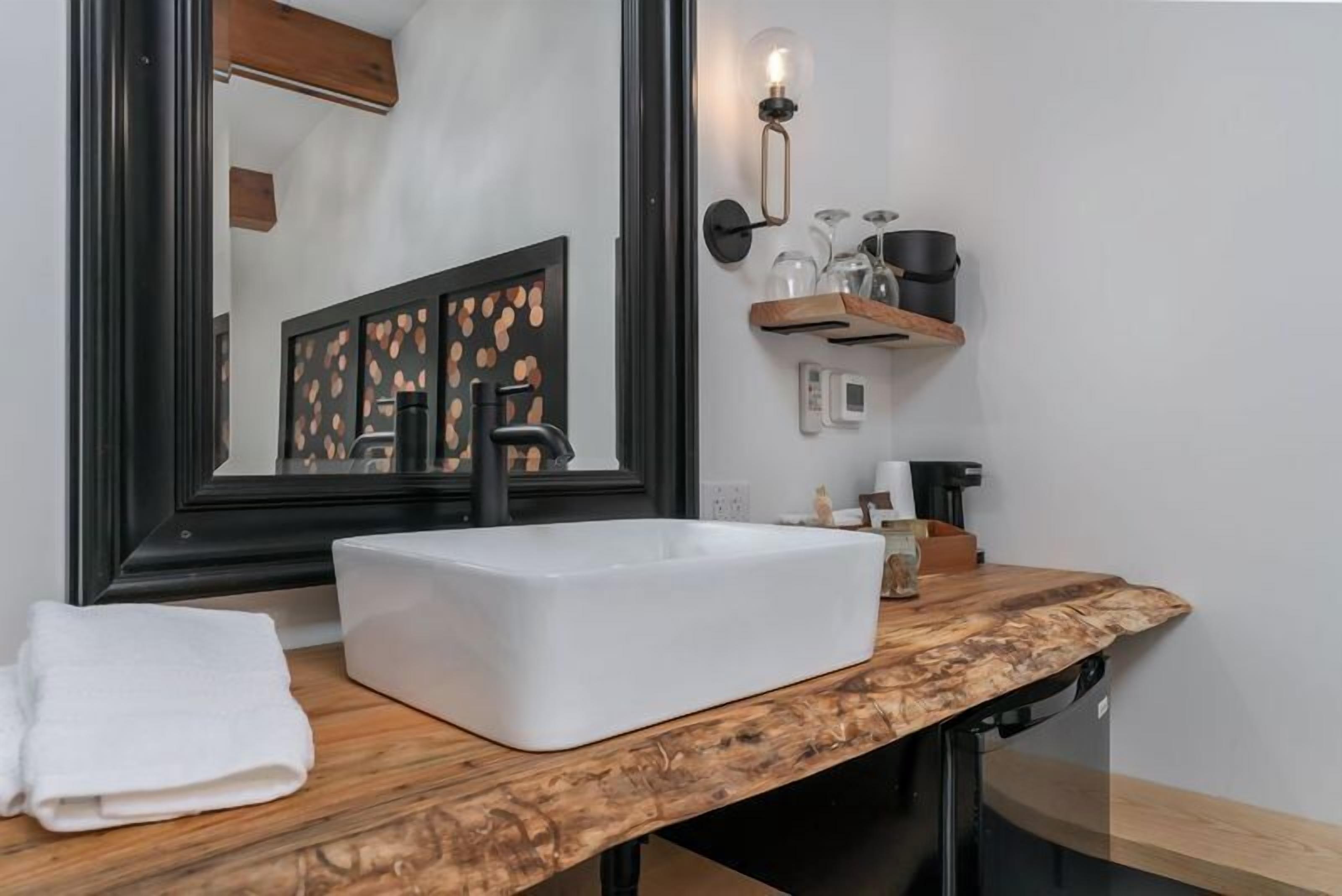 Lincoln Boutique Motel Upper King #9 | Literie hypoallergénique, Wi-Fi gratuit, décoration personnalisée