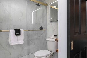 Lincoln Boutique Motel Lower King #2 | Bathroom | Combined shower/bathtub, free toiletries, hair dryer, towels - The Lincoln Boutique Motel (Ellicottville)