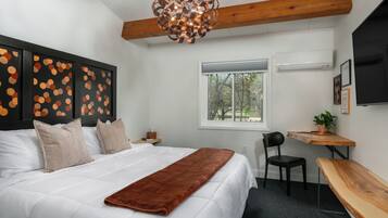 Lincoln Boutique Motel Upper King #8 | Wohnbereich | 55-Zoll-Smart-TV mit Digitalempfang, Streaming-Dienste