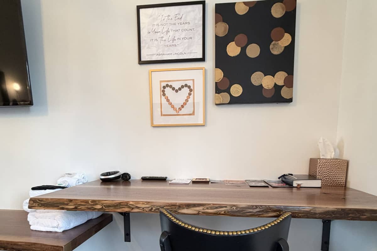 Lincoln Boutique Motel Upper King #7 | 防敏寢具、獨特設計、獨特裝修、免費 Wi-Fi