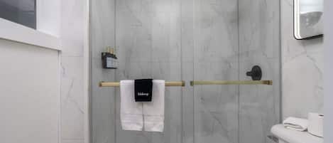 Tina con regadera, amenidades de baño gratuitas, secadora de cabello