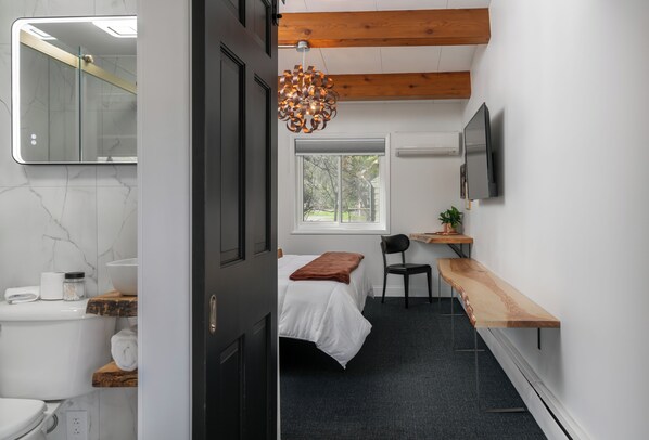 Lincoln Boutique Motel Upper King #8 | Ropa de cama hipoalergénica y decoración individual