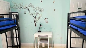 A room with bunk beds, a desk, and a wall mural. - Art Gardens Wynwood (Miami)