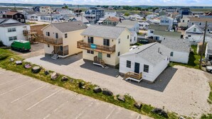 A residential area with houses, a green van, and a clear sky. - Attractive, updated 2-bedroom home, 5 min walk to beach, pets ok, onsite parking (Hampton)