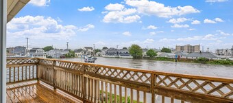 Attractive, updated 2-bedroom home, 5 min walk to beach, pets ok, onsite parking